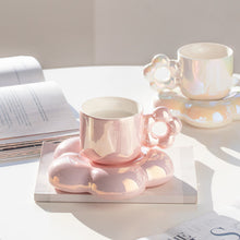 Lade das Bild in den Galerie-Viewer, Blumen Keramiktasse mit Untertasse mit glitzer-schimmer
